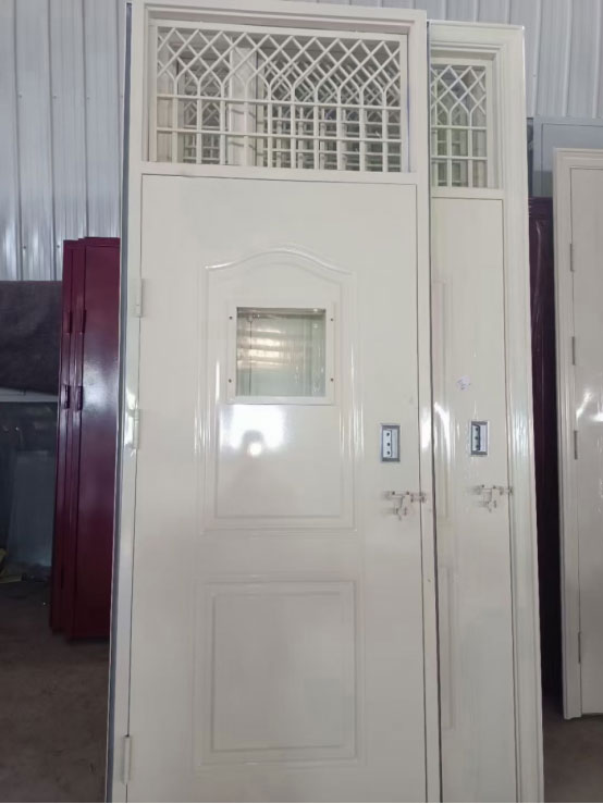 临渭学校教室门