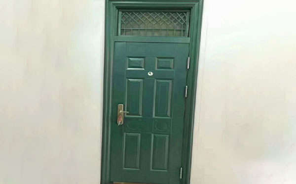 临渭学校教室门