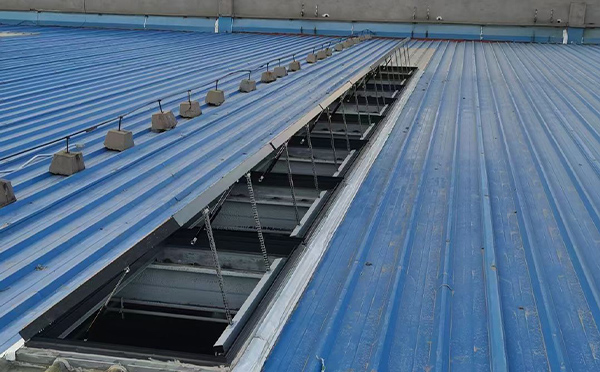 某城市大型商业综合体中庭临渭排烟窗工程