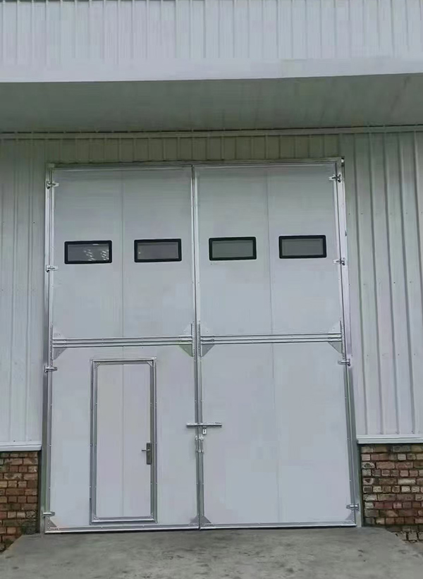 临渭工业门在设备装配车间出入口的实施记录